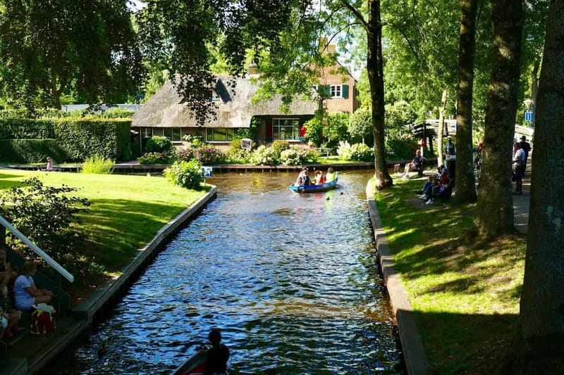 Giethoorn : Luxury Private open boat tour with local captain - The boat itself: open-air views, soft comfort, and a bit of fun