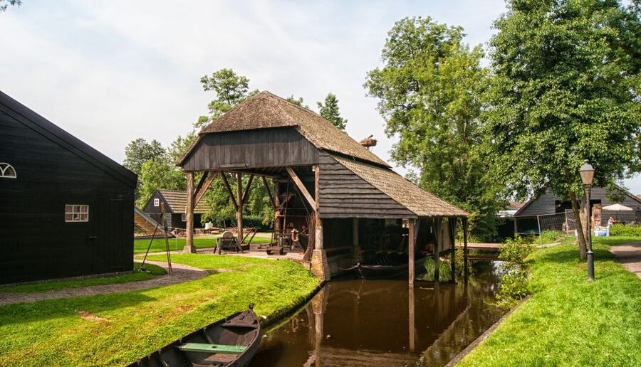 Giethoorn: Private Day Trip with Boat Tour from Amsterdam - Your guided walk through Giethoorn’s waterways and small farmhouses