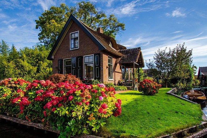 Giethoorn Private Tour & Boat Trip - Giethoorn Village: canals, thatched cottages, wooden bridges, and easy wandering
