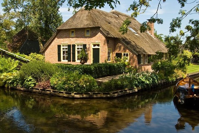 Giethoorn Private Tour & Boat Trip - How the 10:00 am departure shapes your day