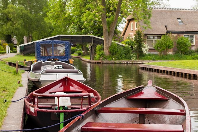 Giethoorn Private Tour Guide Giethoorn in luxury Jaguar S Type - Group size and privacy, up to four people