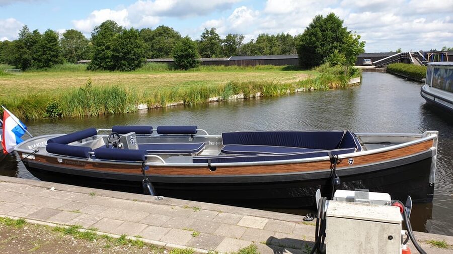 Giethoorn: Self-Drive Boat Rental for up to 12 People - Price and value: $100 per group up to 12 people