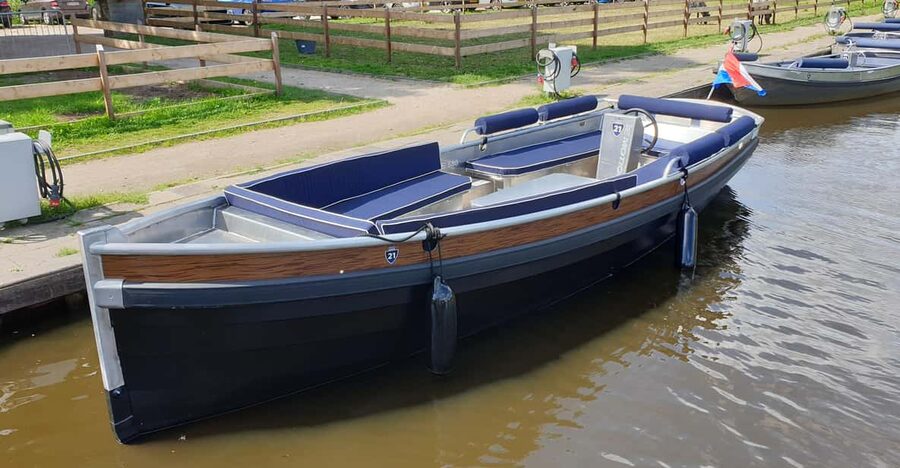 Giethoorn: Self-Drive Boat Rental for up to 12 People - The kind of support you get when you are on the water