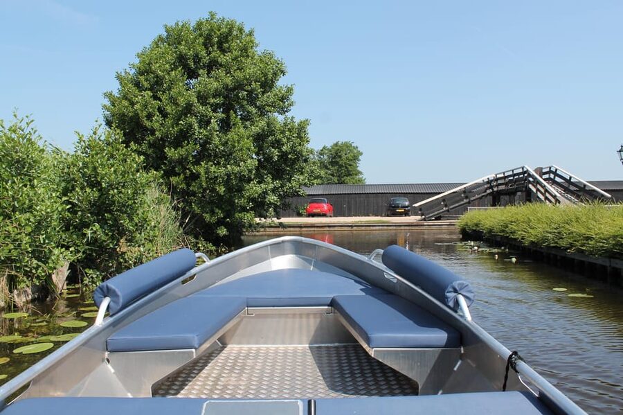 Giethoorn: Self-Drive Boat Rental for up to 8 People - Steer Your Own Way Through Giethoorn’s Canals
