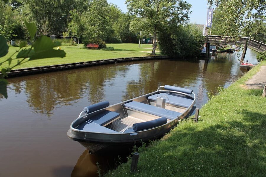 Giethoorn: Self-Drive Boat Rental for up to 8 People - Language Comfort: Dutch, English, German