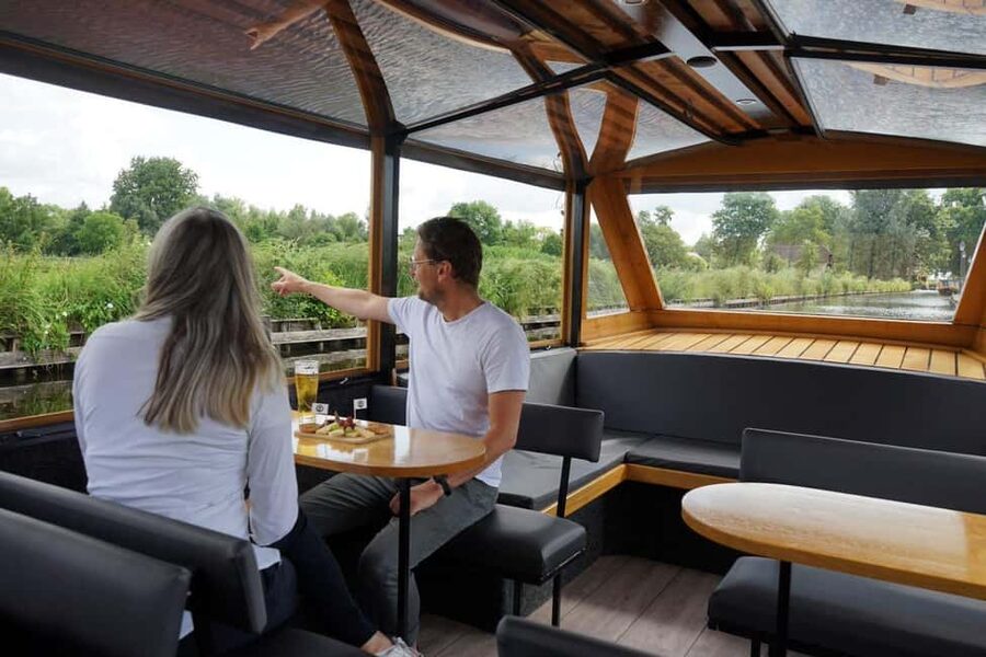Giethoorn: Sightseeing Boat Tour - Getting Oriented at Grand Café Henri Willig (Meeting Point Plus Food Perks)