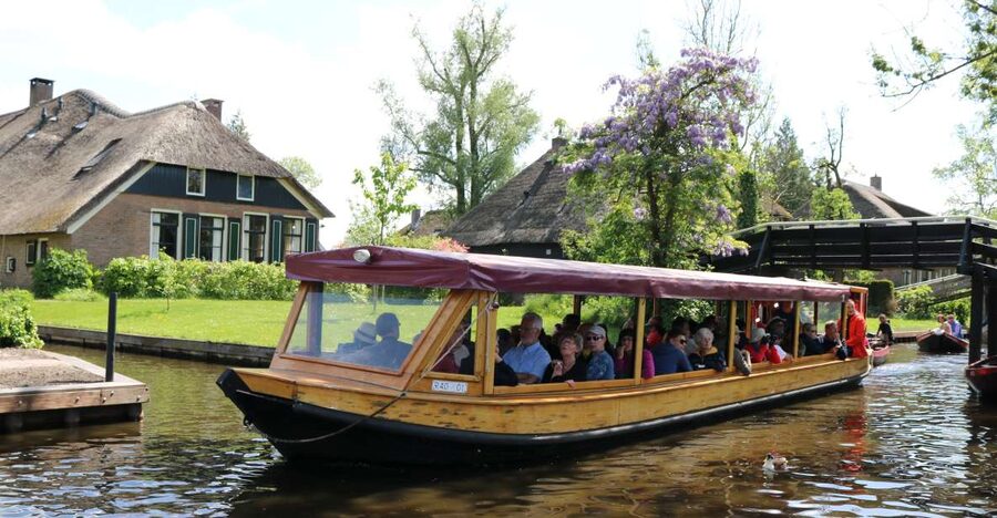 Giethoorn: Village & National Park Canal Cruise with Coffee - Key things to know before you board
