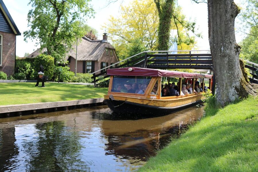 Giethoorn: Village & National Park Canal Cruise with Coffee - Finding the dock at Botenverhuur- en rondvaartbedrijf Koppers Giethoorn