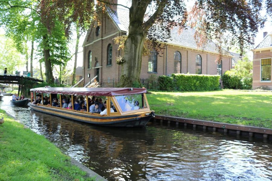 Giethoorn: Village & National Park Canal Cruise with Coffee - The Giethoorn canal loop: bridges, gardens, and history that makes sense