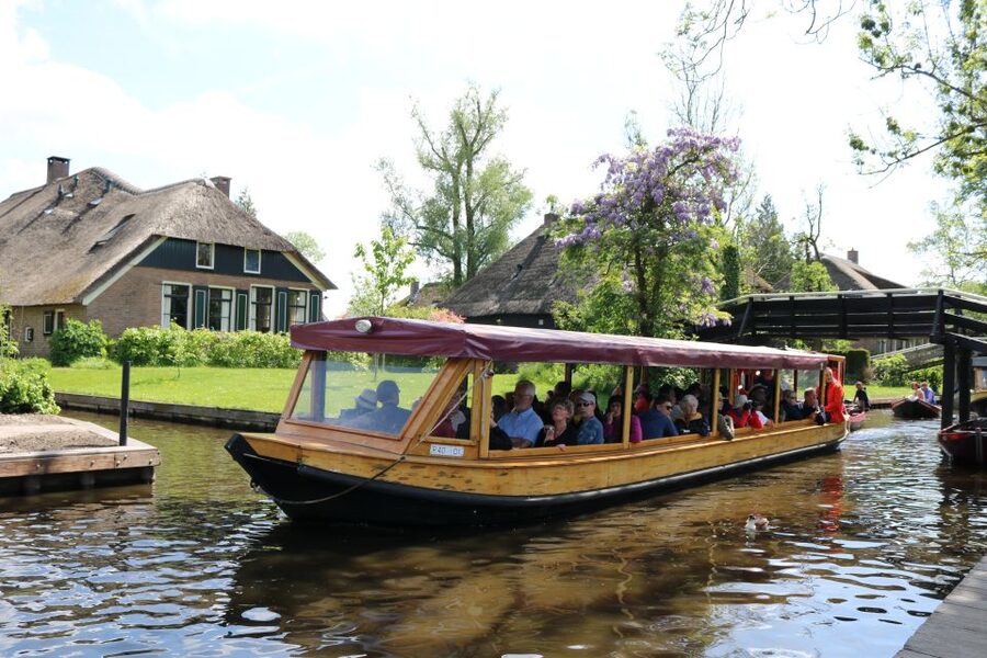 Giethoorn: Village & National Park Canal Cruise with Coffee - Onboard coffee, tea, and lemonade: comfort that adds up