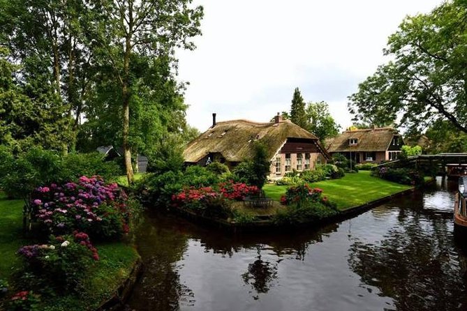 Giethoorn, Zaandam & Zaanse Schans Day Tour w/ Small Boat Ride - A Smart One-Day Combo: Zaanse Schans Windmills, Craft Demos, and Giethoorn Boats