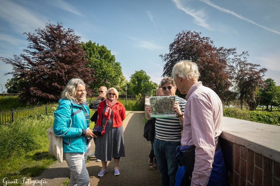 Gorinchem: Highlights Tour with local guide - Included extras that make the walk easier