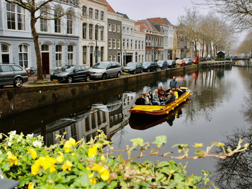 Gouda: Open Boat City Canal Cruise - Skippers as guides: stories, questions, and language reality
