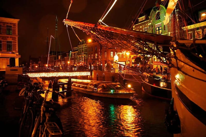 Groningen: Candlelight tour - Where to meet: between the bus station and Groninger Museum