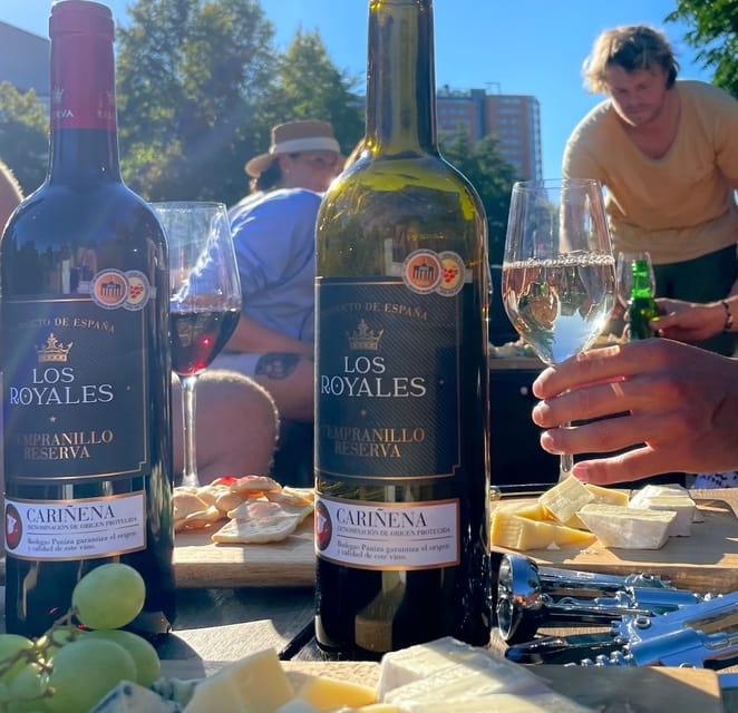 Groningen: Evening Cheese and Wine cruise - Cheese platter and open bar: how the food shapes the cruise