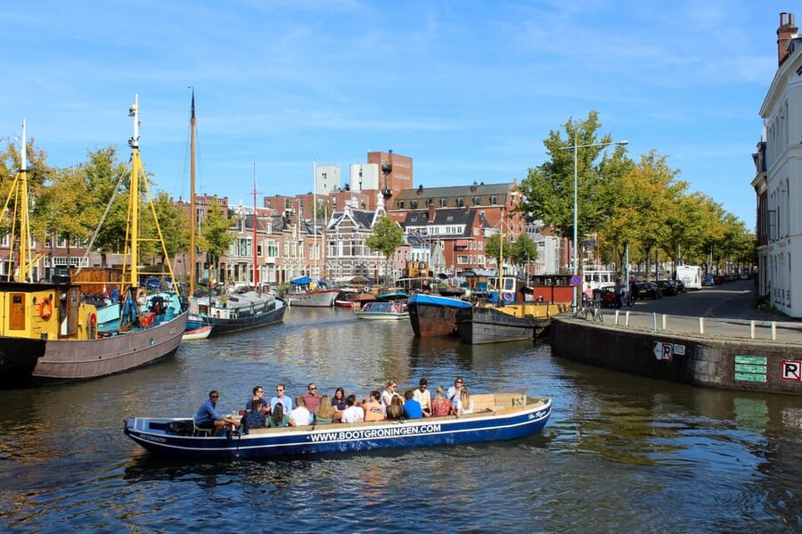 Groningen: Evening Cheese and Wine cruise - The guide experience: English storytelling with a friendly pace