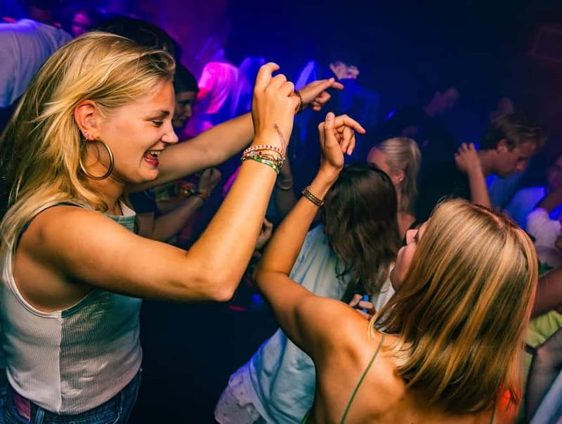 Groningen: Pub Crawl with Pub Quiz, Free Shots and Games - The 4-Hour Flow: From Icebreaker to Night Stops