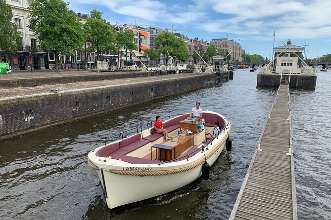 Guided Amsterdam Canal Cruise – Snacks & Drinks on board(1 Hour) - The small-boat advantage: closer views and quieter waterways
