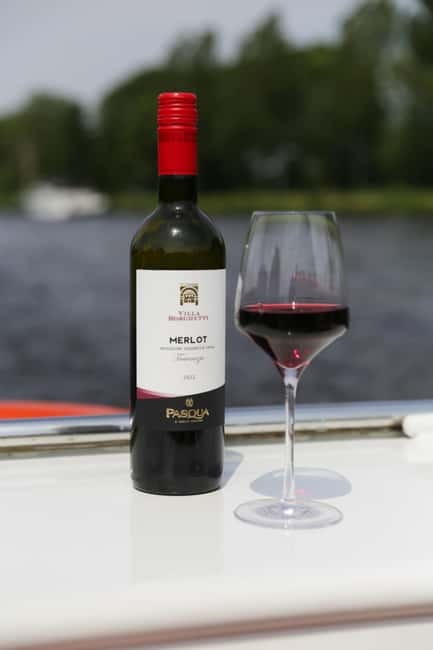 Haarlem: Local Cheese and Wine Cruise - Skipper Commentary: Friendly Hosts, Limited City Talk