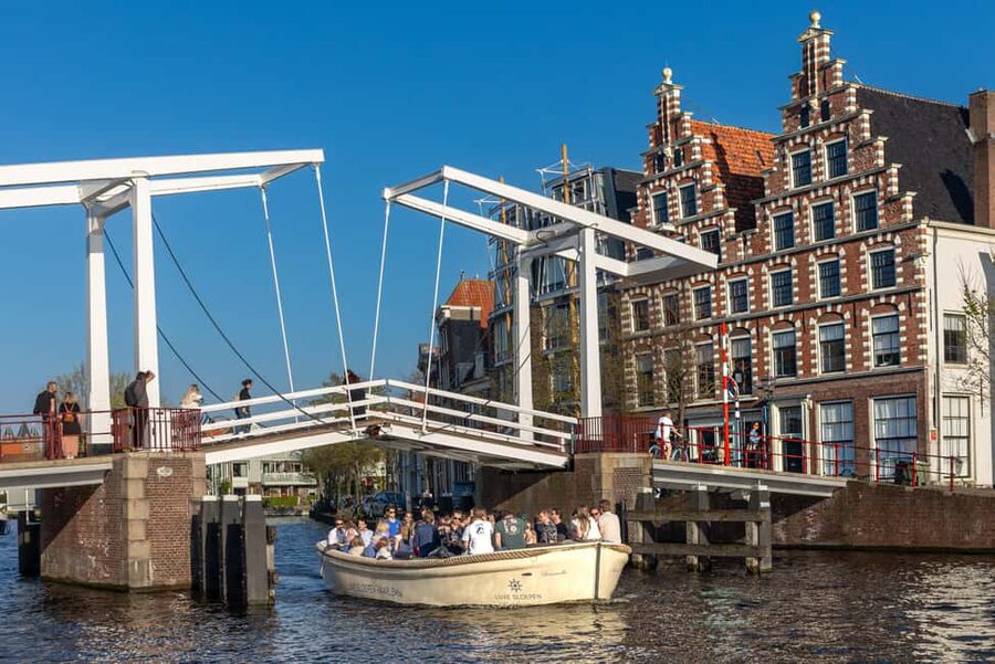 Haarlem: Unlimited Drinks City Cruise - Getting on the water at Windmill De Adriaan