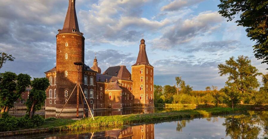 Hoensbroek: Entry Ticket to Hoensbroek Castle - The self-guided route and treasure-hunt approach that keeps momentum