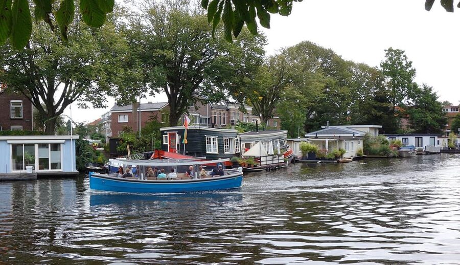 Leiden: Cruise through the Historic City Center with Guide - Skipper storytelling in Dutch and English: the real heart of the trip
