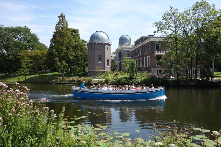 Leiden: Cruise through the Historic City Center with Guide - Drinks on board: simple and easy
