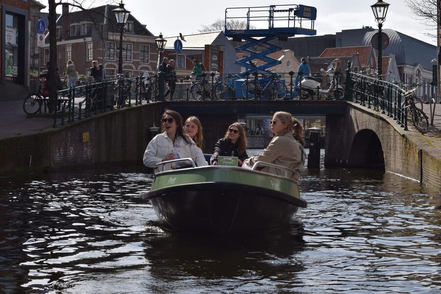 Leiden: Electric Boat Rental - Practical tips for a smooth canal day
