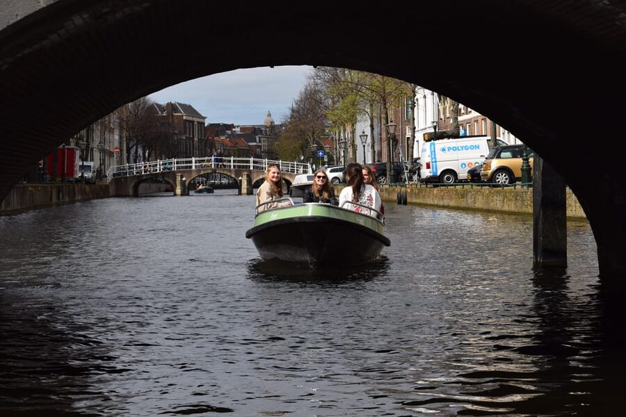 Leiden: Electric Boat Rental - Why driving your own electric boat is a smart way to see Leiden