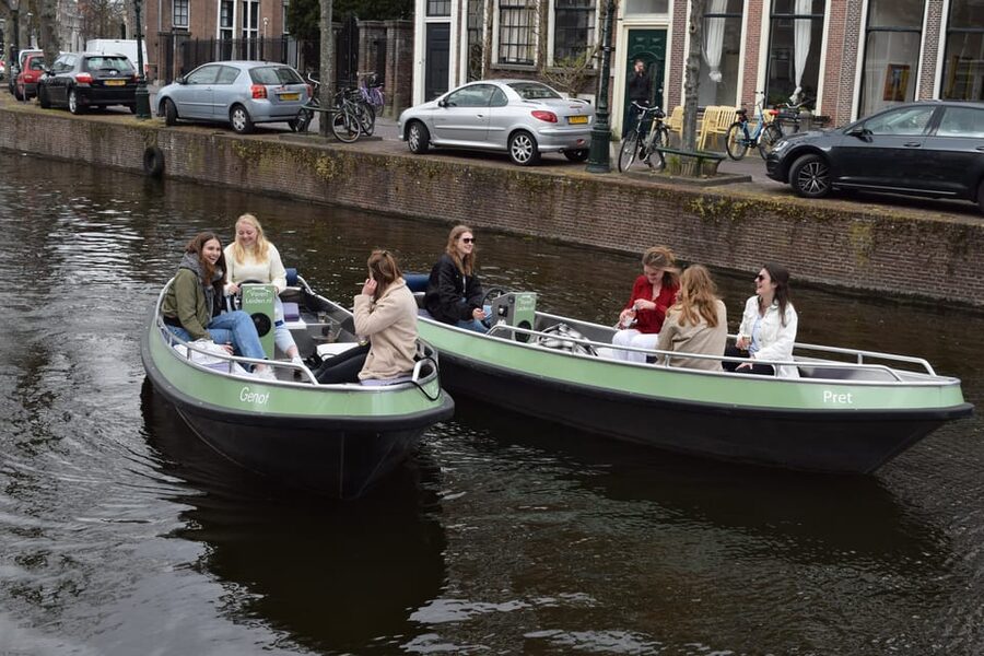 Leiden: Electric Boat Rental - The 2-hour flow: from 88 canals to 28 kilometers of flexible exploring