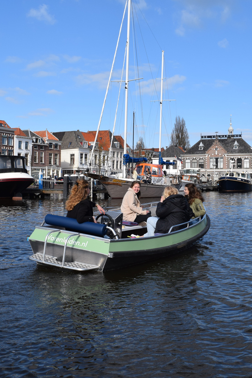 Leiden: Electric Boat Rental - Singelpark style cruising and waterside green time
