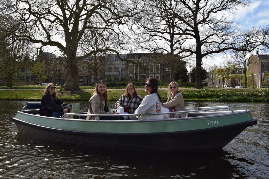 Leiden: Electric Boat Rental - Who this boat rental suits best in Leiden