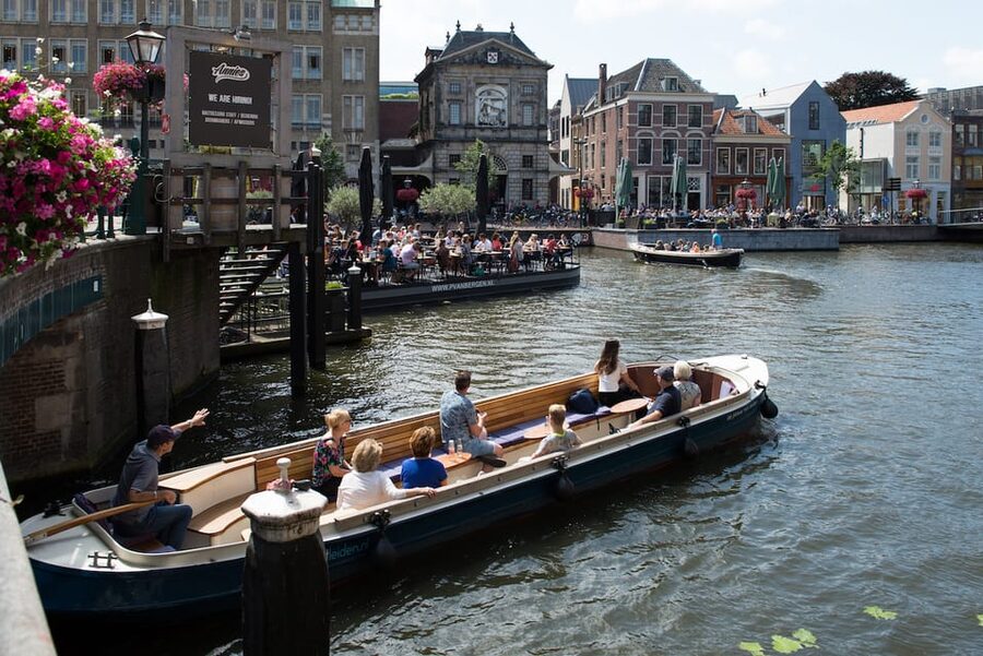 Leiden: Guided City Canal Cruise - How the live guide works, and how to catch the stories in English