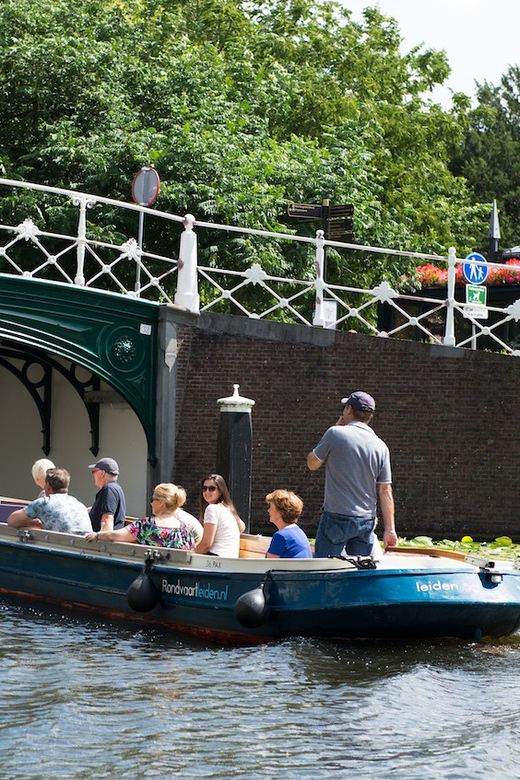 Leiden: Guided City Canal Cruise - Wind, comfort, and buying a snack or drink before departure