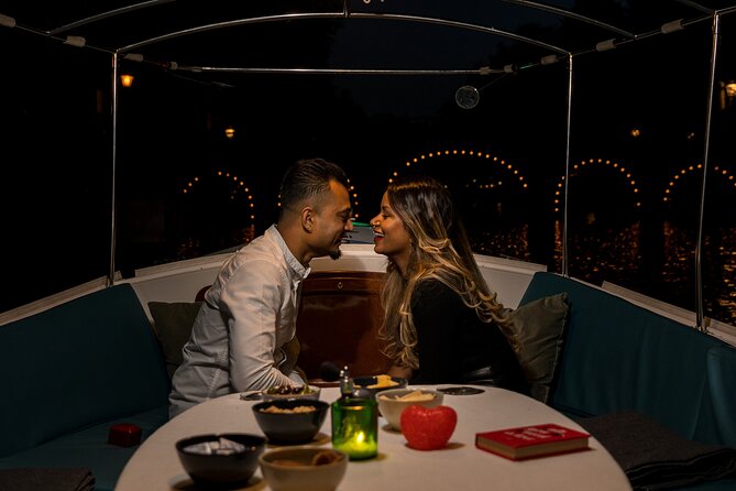 Light‌ ‌Festival‌ ‌Private‌ ‌Cruise‌ incl Snacks and hot Gluhwein - Dressing for a night cruise on Amsterdam canals