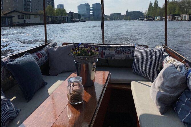 Luxury Amsterdam Canal Cruise – Unlimited Cocktails Included (1H) - A 1-hour Amsterdam canal cruise that hits the best sights fast