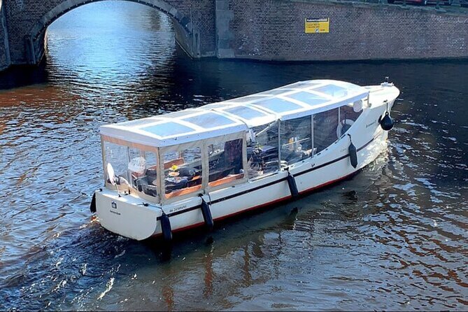 Luxury Amsterdam Canal Cruise – Unlimited Cocktails Included (1H) - Getting on board at Oudezijds Voorburgwal