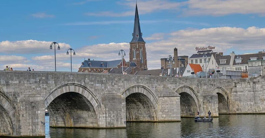 Maastricht: Day trip from Amsterdam with 3 country point - Why Maastricht is the Dutch south you can actually enjoy