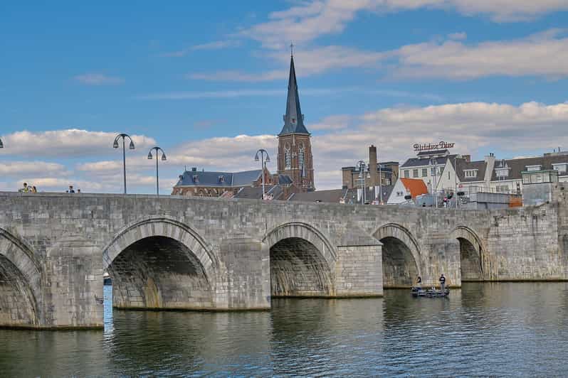 Maastricht: Day trip from Amsterdam with 3 country point - The Vaals three-border viewpoint: your quick picture and bigger context