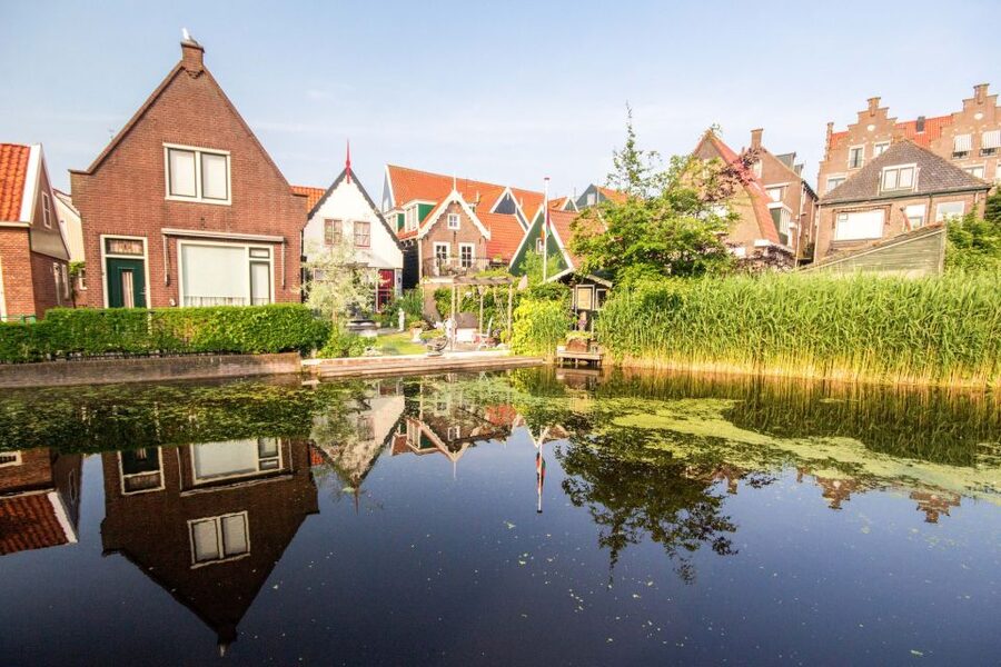 Marken, Volendam and Edam: Private Full-Day Tour - Volendam: Fisherman Alleys, the Fish Auction Building, and Cheese