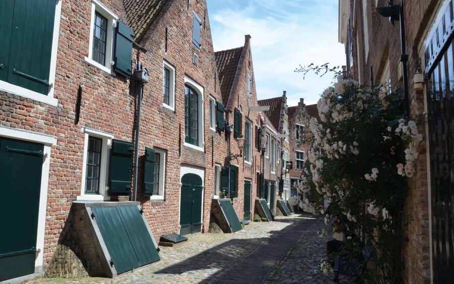 Middelburg: Guided City Walking Tour - Damsquare and Kuiperspoort, Where the City Tightens and Tells More