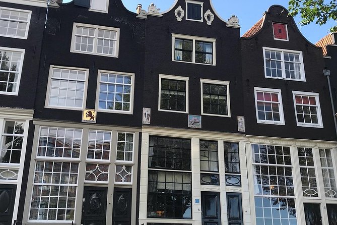 Private Amsterdam Bike Tour with a local guide (also for families) - Meeting at Mikes Bike Tours Amsterdam and rolling into the city