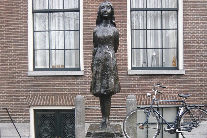 Private Amsterdam WW2 walking tour - De Plantage and the Spinoza Monument: Where Daily Life Fits In