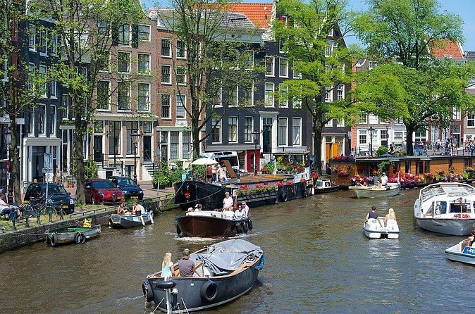 Private Anne Frank tour with canal cruise - Verzetsmuseum Amsterdam: resistance becomes more than a concept