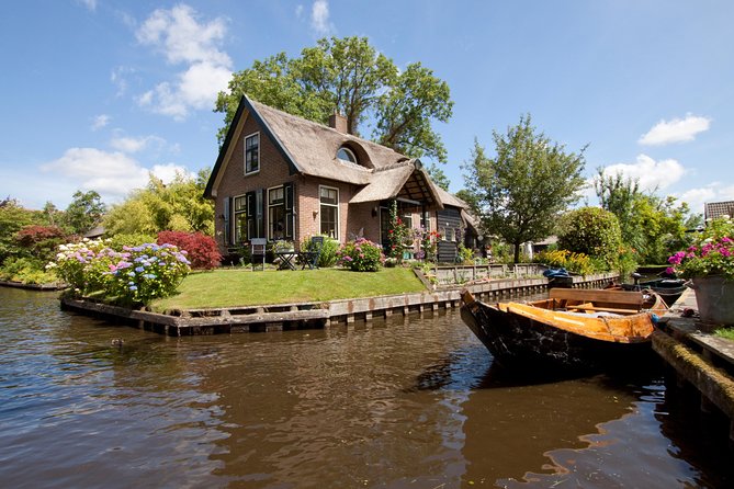 Private Day Trip from Amsterdam to Giethoorn including boat tour - The Private Ride: Sedan or Minivan for Your Group