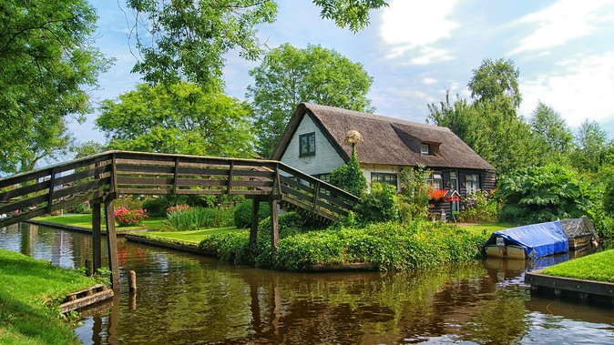 Private Day Trip from Amsterdam to Giethoorn including boat tour - A Guided Walk Through Giethoorn’s Waterways
