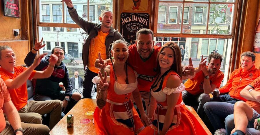 Private Red Light Tour City Center with Beer Maid Guide - How the 3 hours are paced: four venues and a guided shuffle