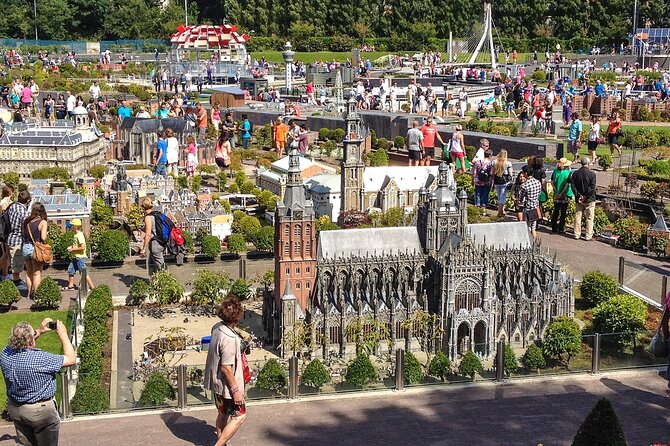 Private Tour Delft The Hague(Delft Blue/Royal Fam)6 hrs 1-15 pers - The Hague with a chauffeur: Binnenhof and Peace Palace on your clock
