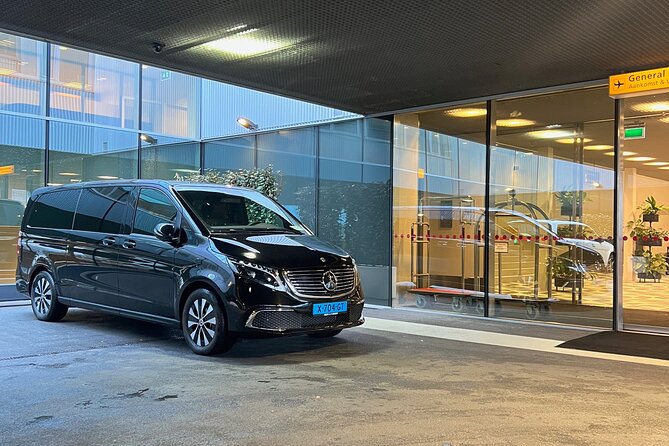 Private Transfer From Amsterdam City To Amsterdam Airport - In the van: comfort, luggage help, and small touches that reduce stress