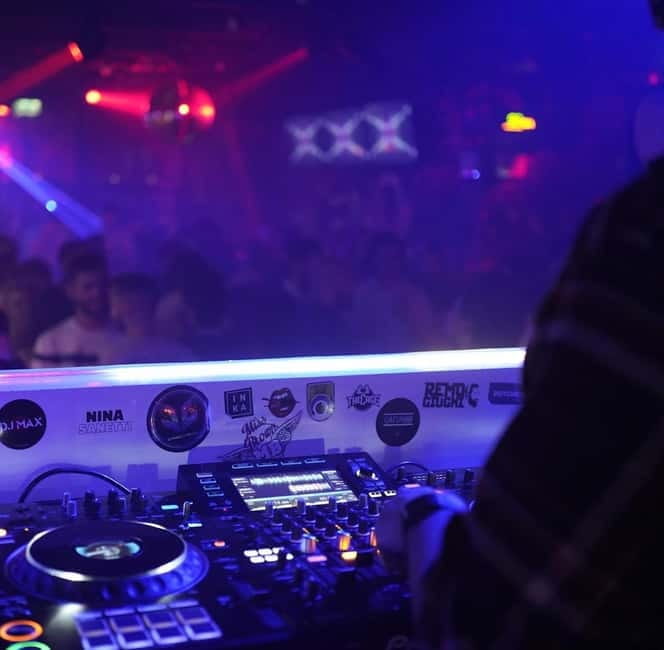 Rockstar for an hour: VIP DJ workshop in a real club - Learning the basics of rhythm and making your own beat